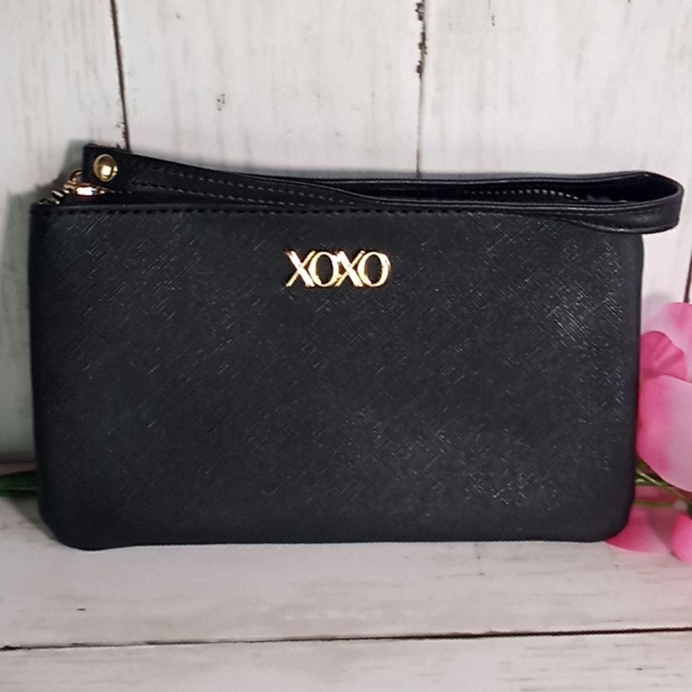 XOXO Corner Zip Wristlet